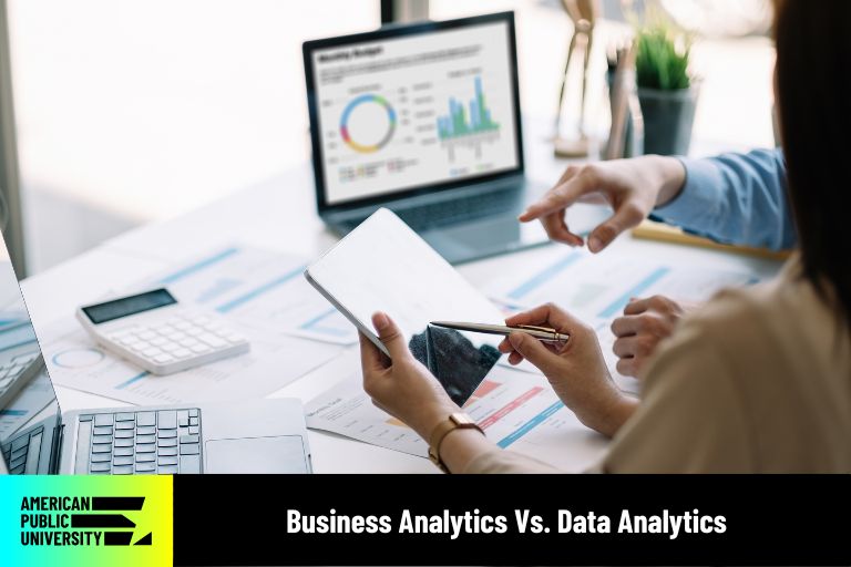 business-analytics-vs-data-analytics business analytics professional at computer